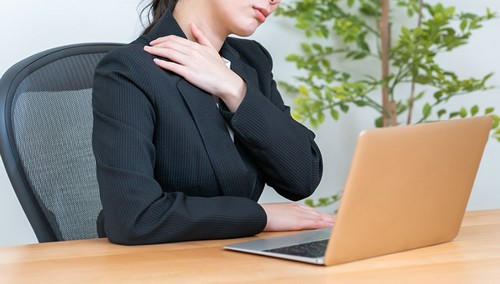 デスクワーク中の正しい姿勢って？
