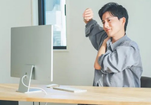 デスクワーク中の正しい姿勢って？
