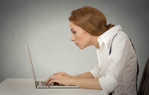 デスクワーク中の正しい姿勢って？
